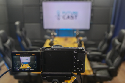 Future Cast TV revela como a profissionalização dos podcasts está redefinindo o futuro da comunicação sonora.