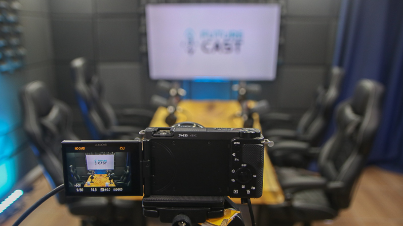 Future Cast TV revela como a profissionalização dos podcasts está redefinindo o futuro da comunicação sonora.