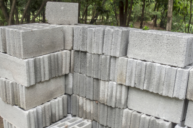 Valderci Malagosini Machado apresenta cuidados essenciais para garantir a estanqueidade de blocos de concreto em regiões úmidas.