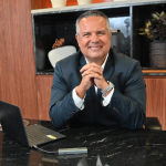 Elmar Juan Passos Varjão Bomfim mostra como engenharia e cidades inteligentes respondem às demandas de conectividade, mobilidade e resiliência urbana.