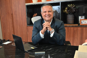 Elmar Juan Passos Varjão Bomfim mostra como engenharia e cidades inteligentes respondem às demandas de conectividade, mobilidade e resiliência urbana.