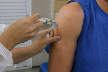 O impacto da ampliação da vacina contra a gripe em São Paulo na contenção de surtos sazonais