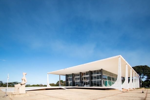 Edifício do Supremo Tribunal Federal em Brasília sob céu azul
