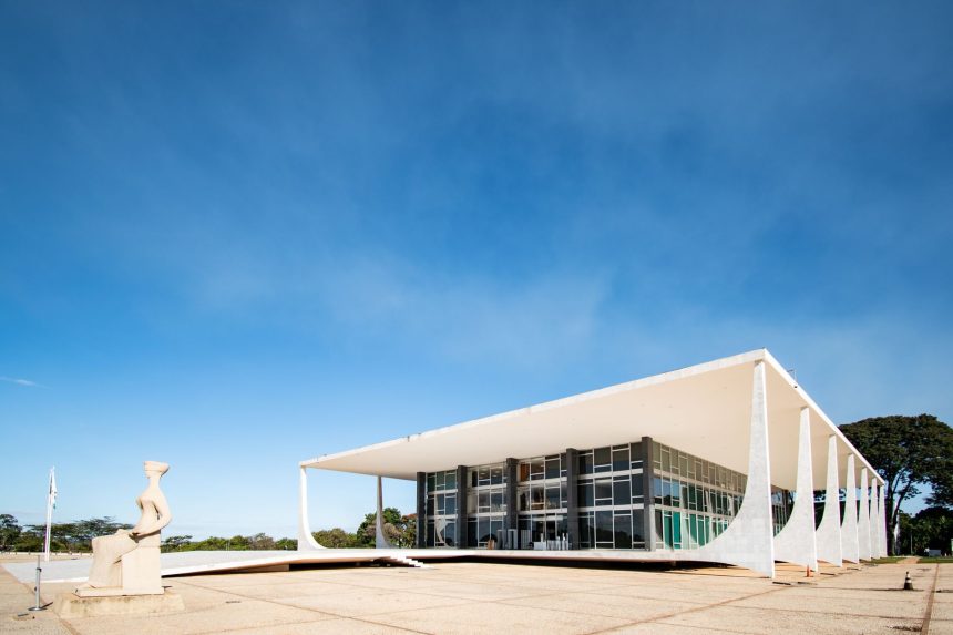 Edifício do Supremo Tribunal Federal em Brasília sob céu azul