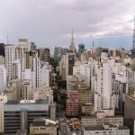 Vista aérea do horizonte de São Paulo, com numerosos arranha-céus e a paisagem urbana da cidade