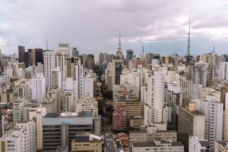 Vista aérea do horizonte de São Paulo, com numerosos arranha-céus e a paisagem urbana da cidade