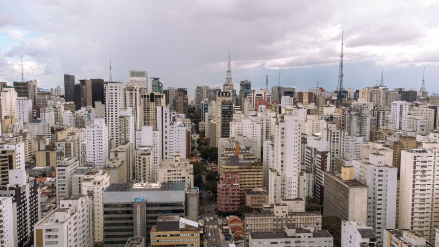 Vista aérea do horizonte de São Paulo, com numerosos arranha-céus e a paisagem urbana da cidade