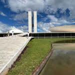 Vista externa do Congresso Nacional do Brasil sob céu claro.