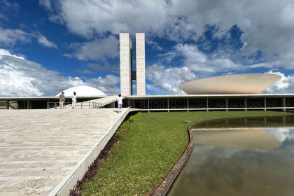 Vista externa do Congresso Nacional do Brasil sob céu claro.