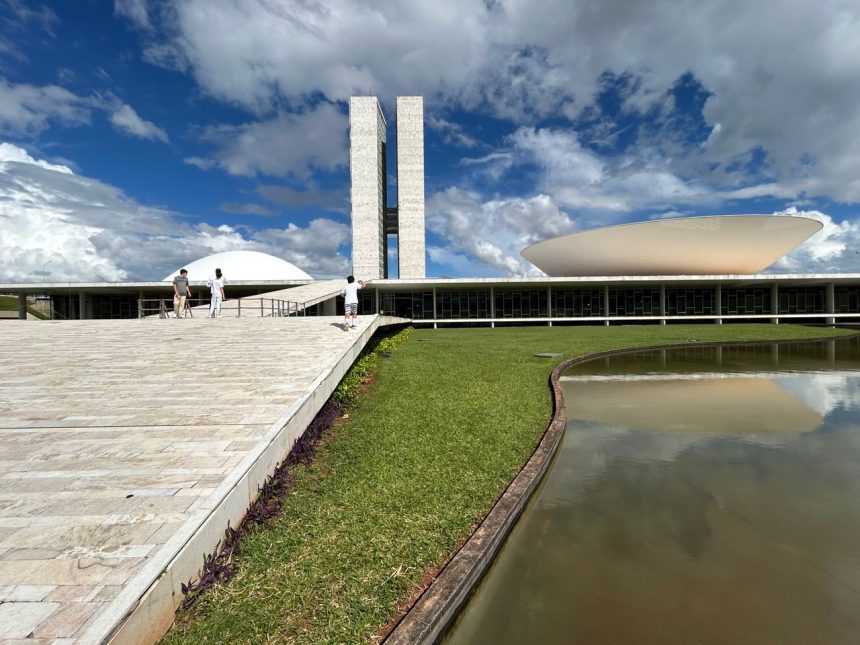 Vista externa do Congresso Nacional do Brasil sob céu claro.