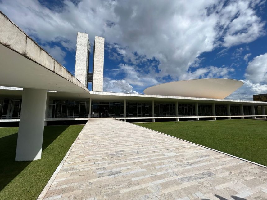 Edifício do Congresso Nacional em Brasília sob céu claro.