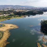 Vista aérea do reservatório de Jundiaí, com área urbana ao fundo.