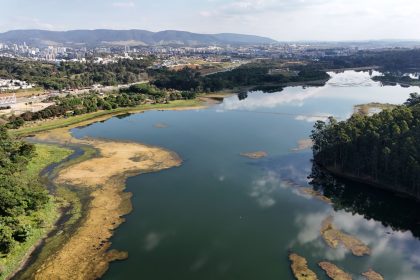 Vista aérea do reservatório de Jundiaí, com área urbana ao fundo.
