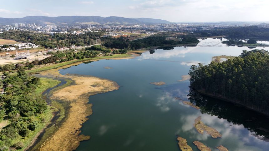 Vista aérea do reservatório de Jundiaí, com área urbana ao fundo.